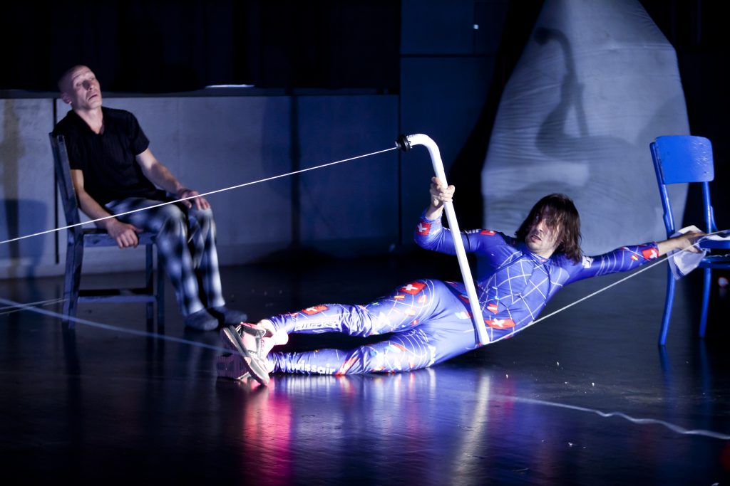 ללא כוחות מזויינים (2013)
